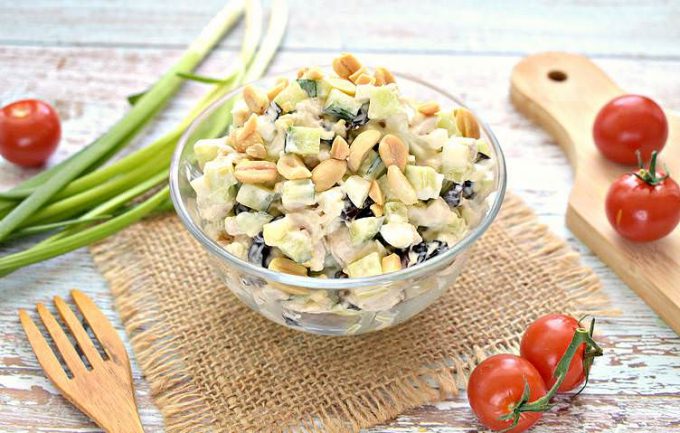 Салат з куркою, чорносливом та арахісом