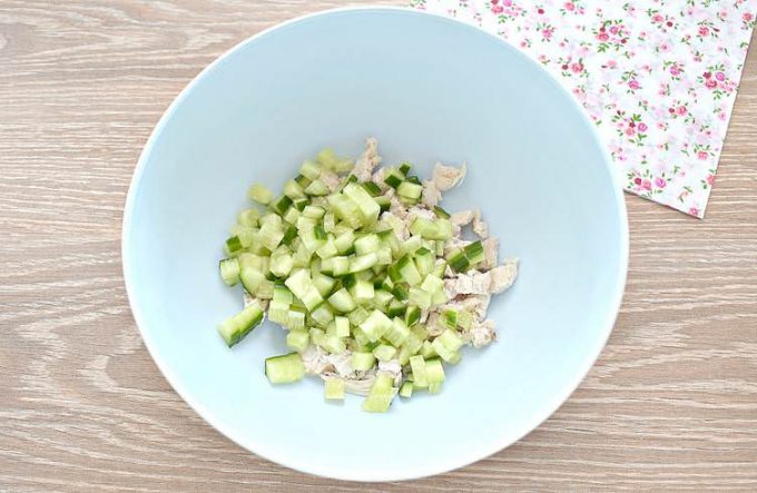 Салат з куркою, чорносливом та арахісом