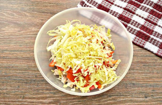 Салат з куркою, горошком та перцем
