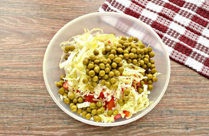 Салат з куркою, горошком та перцем