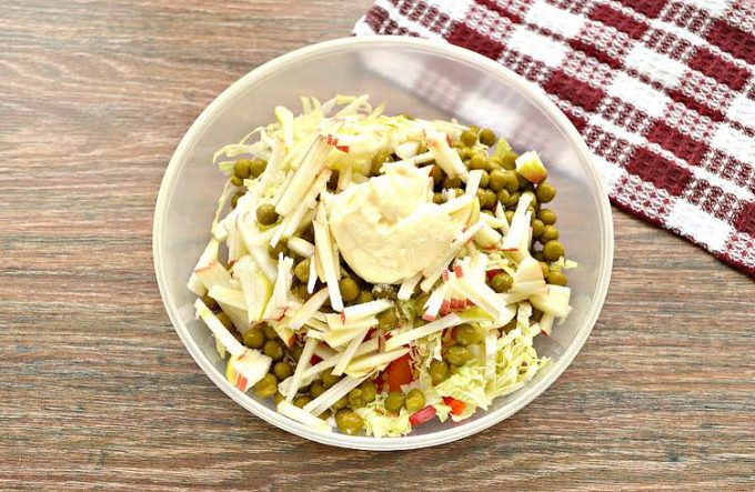 Салат з куркою, горошком та перцем