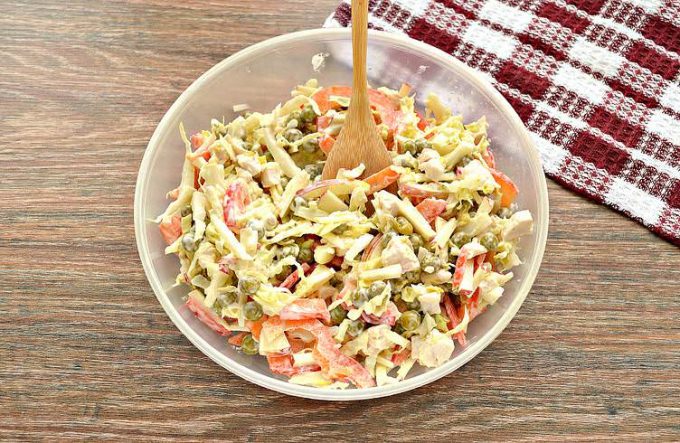 Салат з куркою, горошком та перцем
