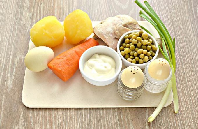 Салат з куркою, картоплею та горошком