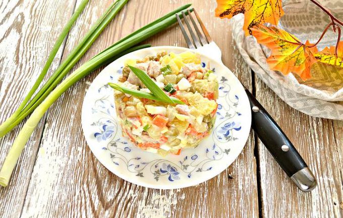 Салат з куркою, картоплею та горошком