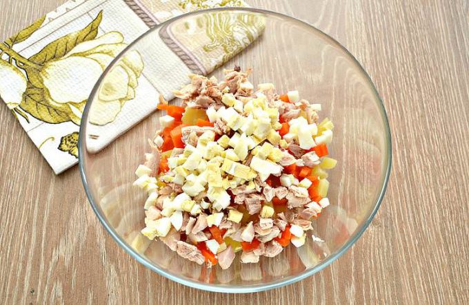 Салат з куркою, картоплею та горошком