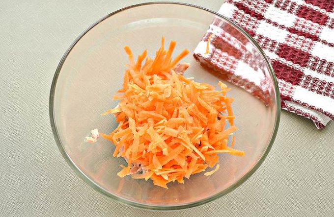 Салат з куркою, морквою та горошком