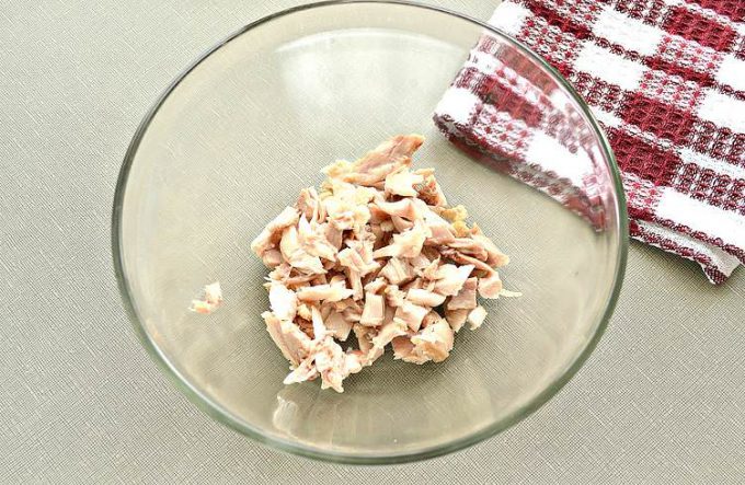 Салат з куркою, морквою та горошком