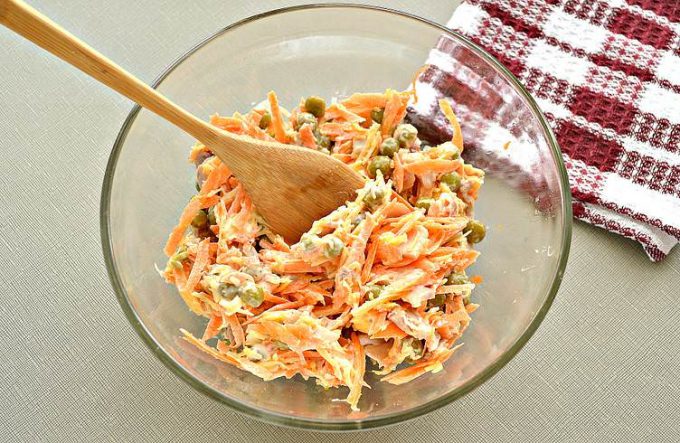 Салат з куркою, морквою та горошком