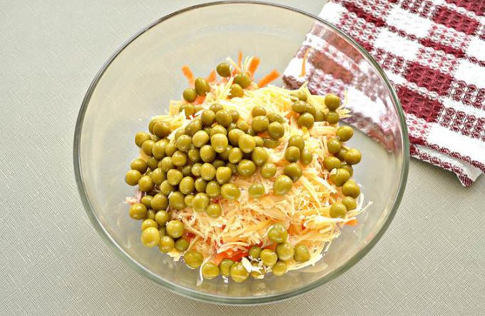 Салат з куркою, морквою та горошком