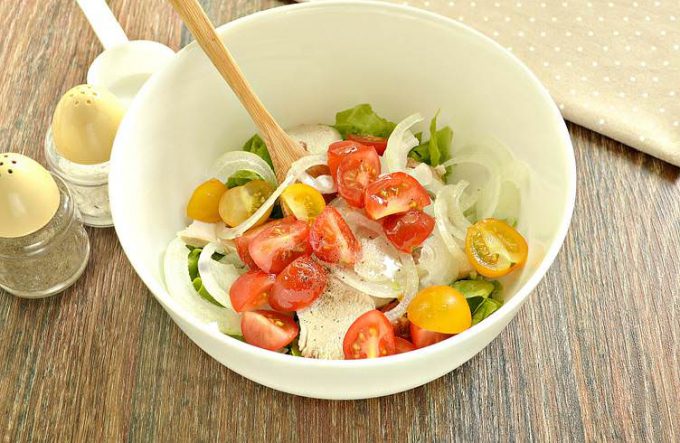 Салат з куркою, помідорами та сиром без майонезу