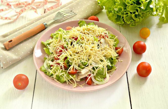 Салат з куркою, помідорами та сиром без майонезу