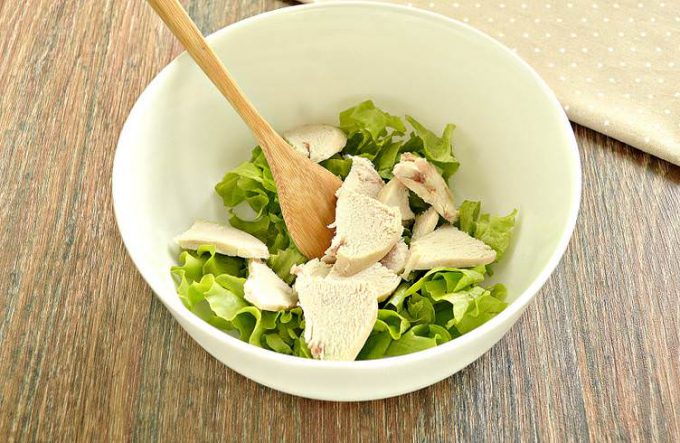 Салат з куркою, помідорами та сиром без майонезу
