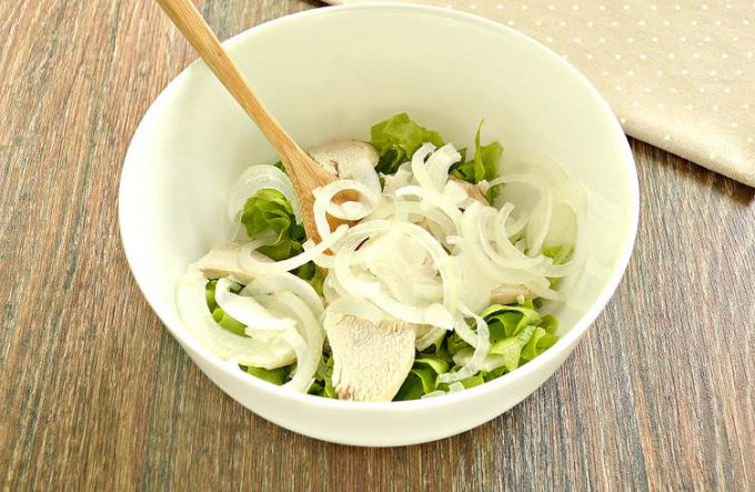 Салат з куркою, помідорами та сиром без майонезу