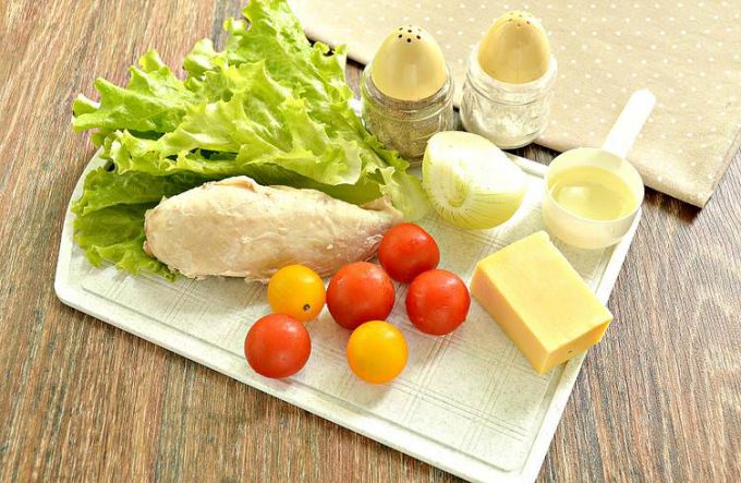 Салат з куркою, помідорами та сиром без майонезу