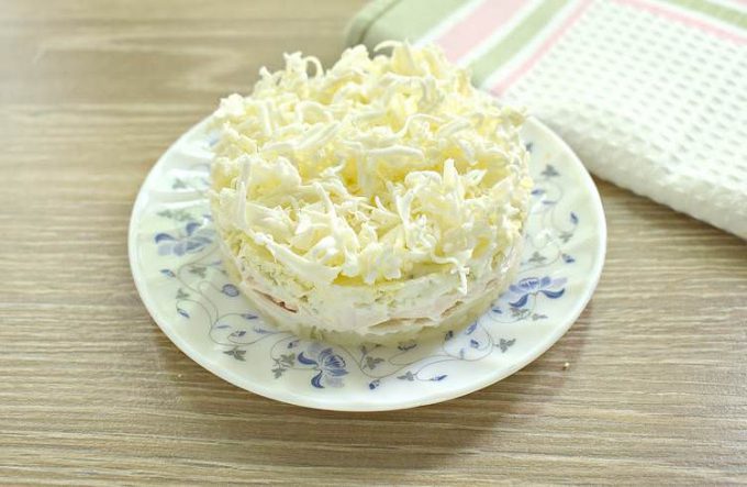 Салат з куркою та плавленим сиром