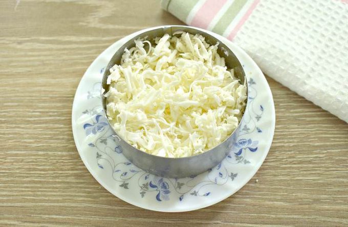 Салат з куркою та плавленим сиром