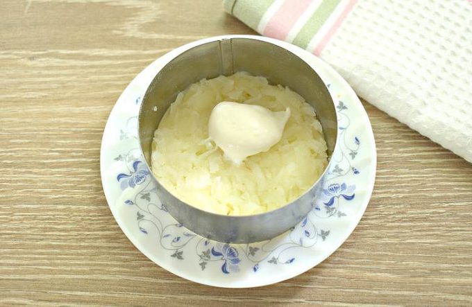 Салат з куркою та плавленим сиром