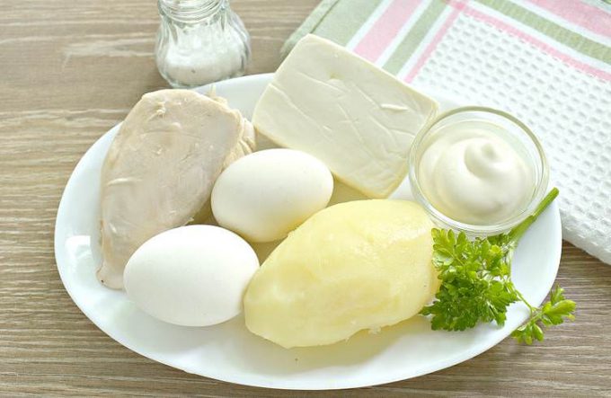 Салат з куркою та плавленим сиром