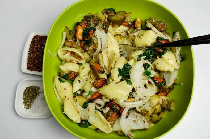 Салат з макаронами, мідіями, шпинатом та огірками