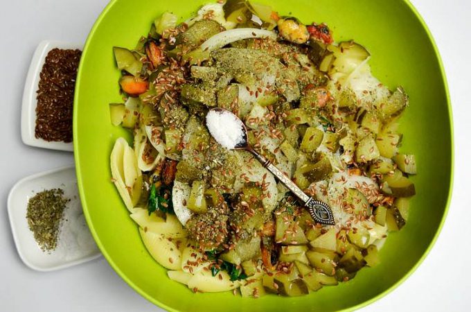 Салат з макаронами, мідіями, шпинатом та огірками