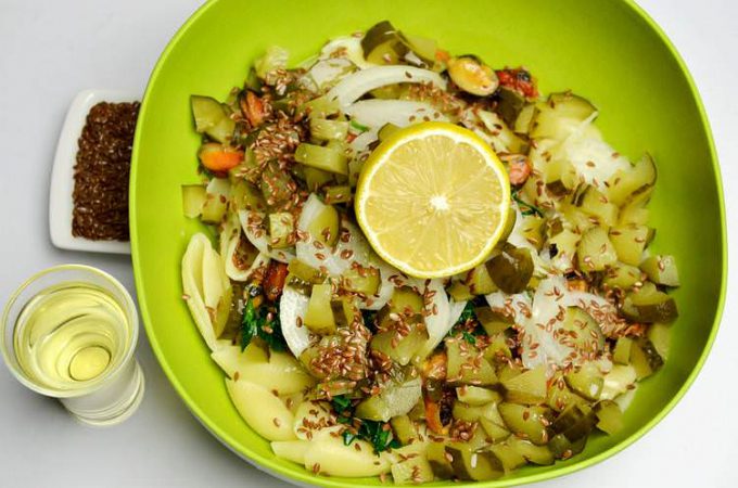 Салат з макаронами, мідіями, шпинатом та огірками