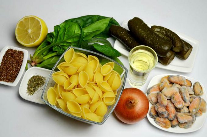 Салат з макаронами, мідіями, шпинатом та огірками