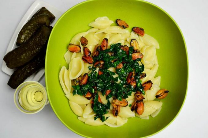 Салат з макаронами, мідіями, шпинатом та огірками