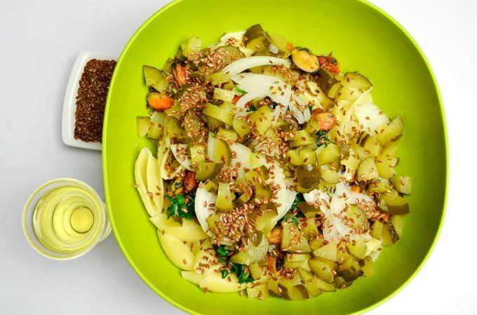 Салат з макаронами, мідіями, шпинатом та огірками