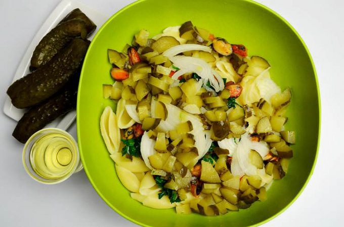 Салат з макаронами, мідіями, шпинатом та огірками