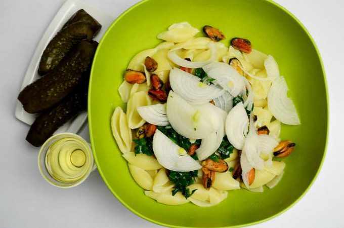 Салат з макаронами, мідіями, шпинатом та огірками