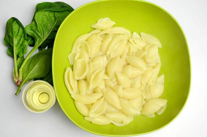 Салат з макаронами, мідіями, шпинатом та огірками