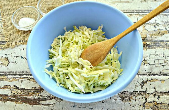 Салат з молодою капустою, сиром та кукурудзою.