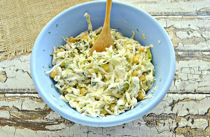 Салат з молодою капустою, сиром та кукурудзою.