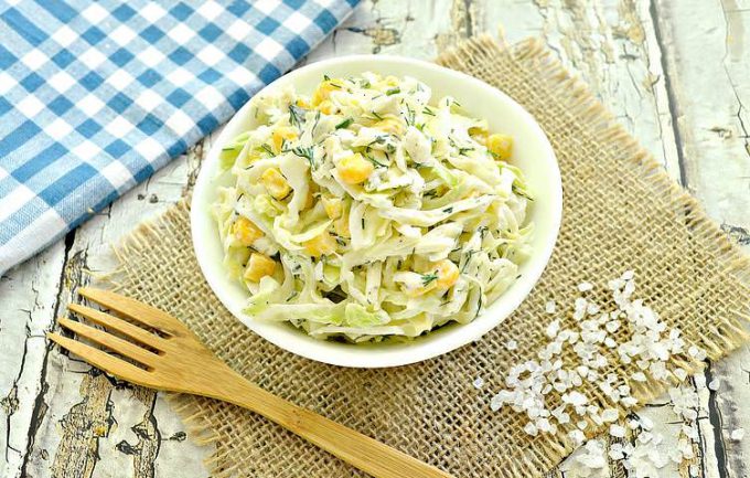 Салат з молодою капустою, сиром та кукурудзою.