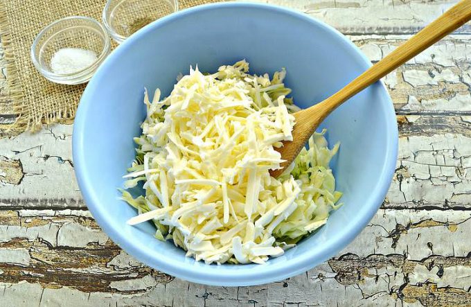 Салат з молодою капустою, сиром та кукурудзою.