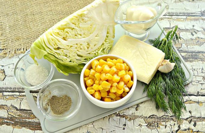 Салат з молодою капустою, сиром та кукурудзою.