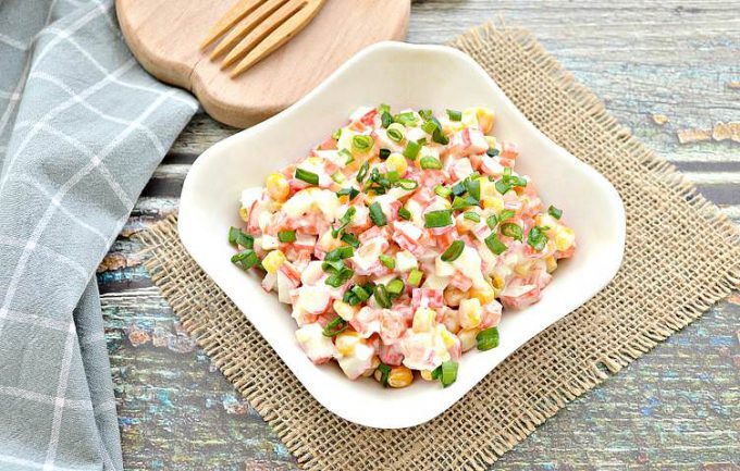 Салат з морквою, крабовими паличками та яйцями