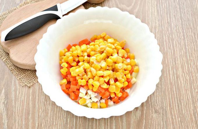 Салат з морквою, крабовими паличками та яйцями