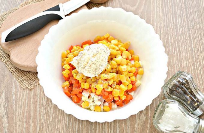Салат з морквою, крабовими паличками та яйцями