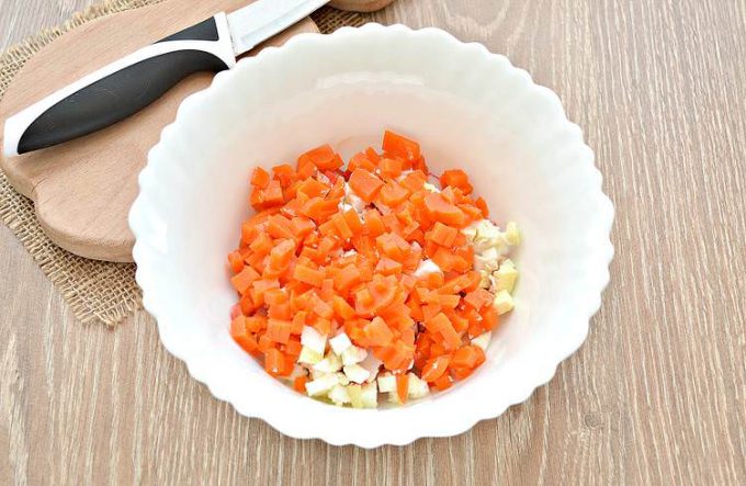 Салат з морквою, крабовими паличками та яйцями