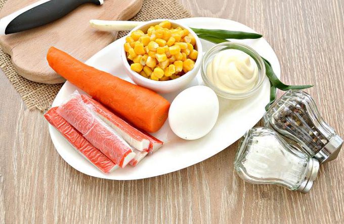 Салат з морквою, крабовими паличками та яйцями