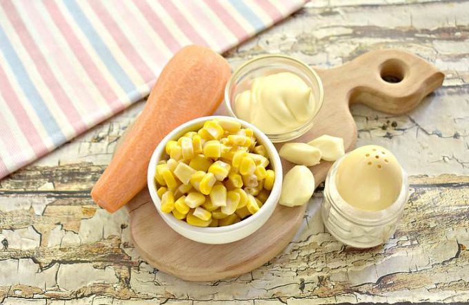 Салат з морквою, кукурудзою та часником