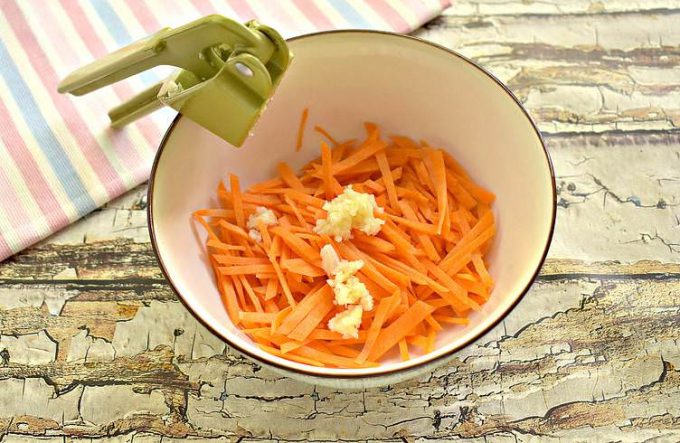 Салат з морквою, кукурудзою та часником