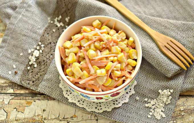 Салат з морквою, кукурудзою та часником