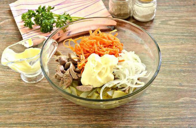 Салат з печінки та корейської моркви