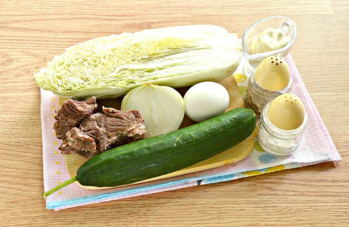 Салат з пекінською капустою та яловичиною