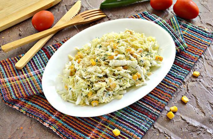 Салат з пекінської капусти з сиром та кукурудзою.