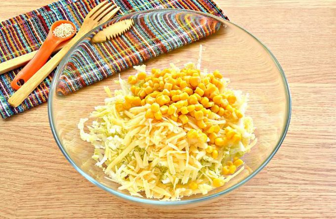 Салат з пекінської капусти з сиром та кукурудзою.