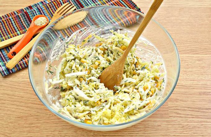 Салат з пекінської капусти з сиром та кукурудзою.
