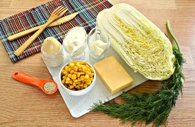Салат з пекінської капусти з сиром та кукурудзою.
